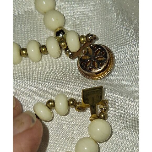 Acrylic Vintage Women's Necklace Classic Elegant Sophisticated Fashion Statement - Picture 11 of 11